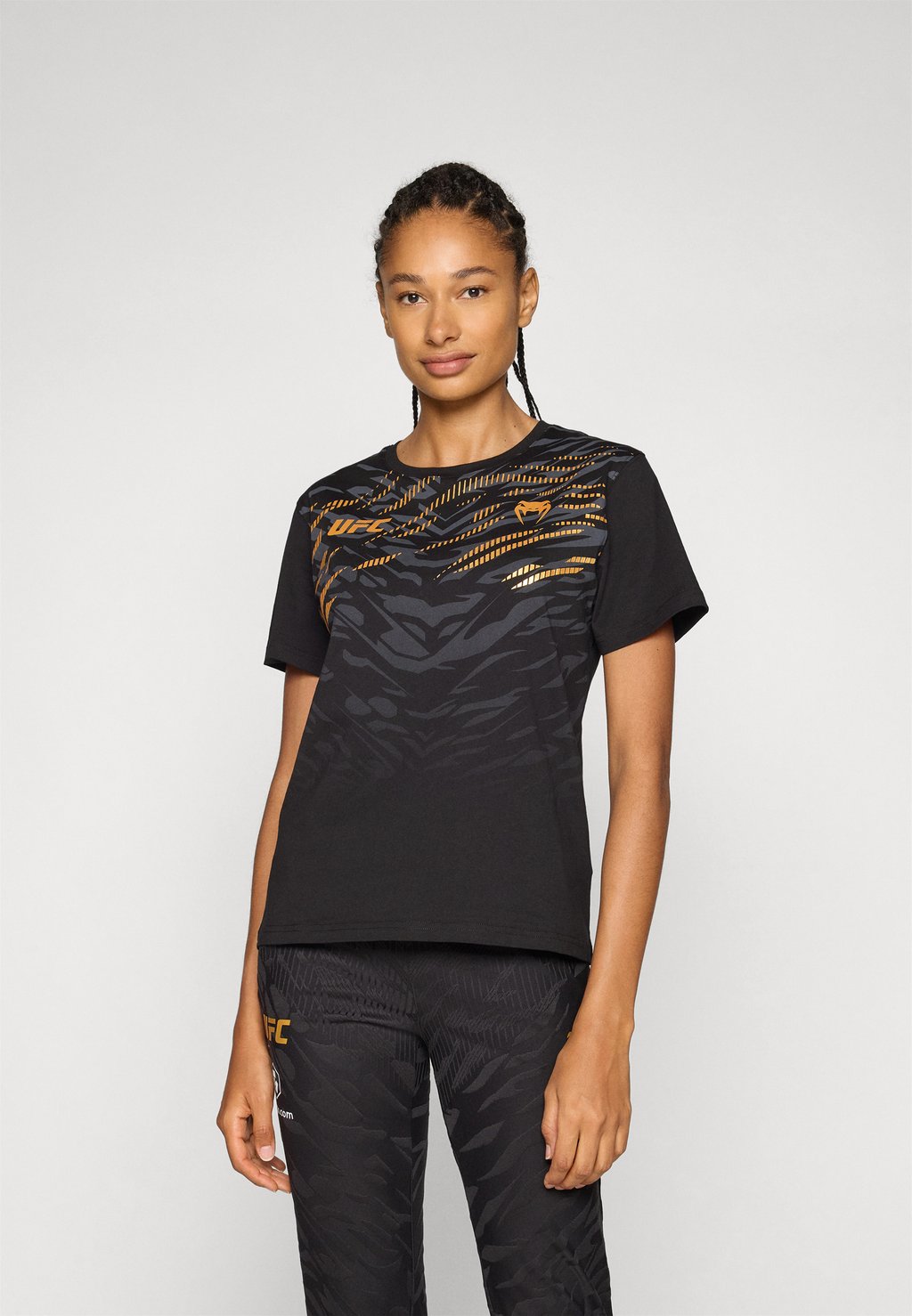 Футболка с принтом UFC FUSION REPLICA WOMENS SHORT SLEEVE CHAMPION Venum, черный
Футболка с принтом UFC FUSION REPLICA WOMENS SHORT SLEEVE CHAMPION Venum, черный