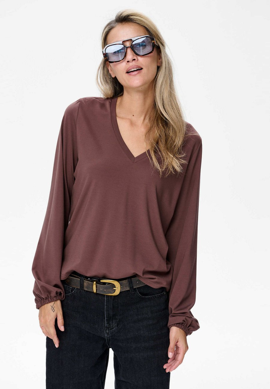 Топ blue shadow Long sleeved top, Brown
Топ blue shadow Long sleeved top, Brown