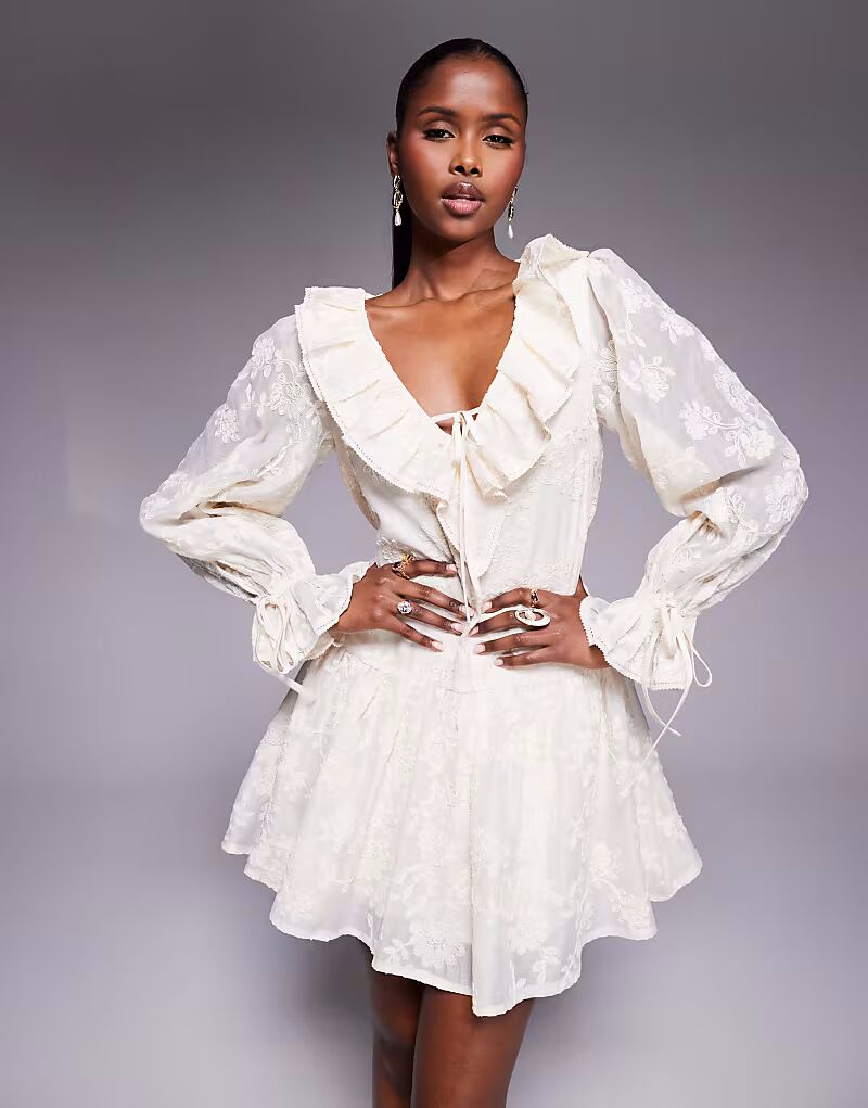 Мини-платье Love Triangle с оборками и кружевом, заниженная талия, винтажный кремовый цвет
Мини-платье Love Triangle с оборками и кружевом, заниженная талия, винтажный кремовый цвет