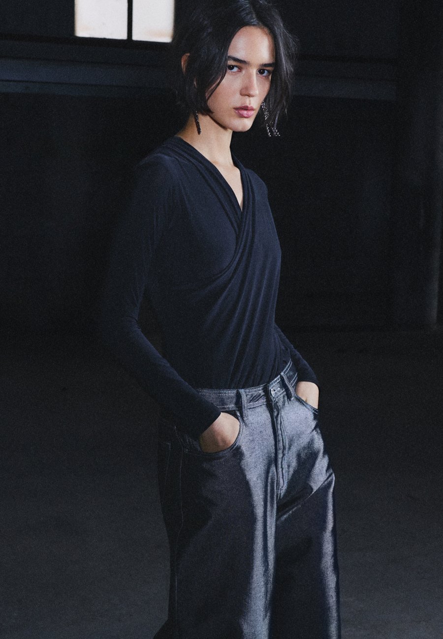 Топ PULL&BEAR SURPLICE NECKLINE, Black
Топ PULL&BEAR SURPLICE NECKLINE, Black