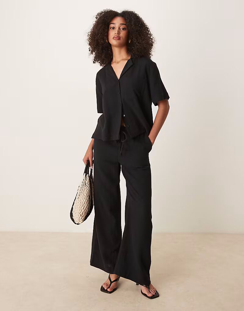 Свободные брюки Coord из газовой ткани с завязками черного цвета Gina Tricot
Свободные брюки Coord из газовой ткани с завязками черного цвета Gina Tricot