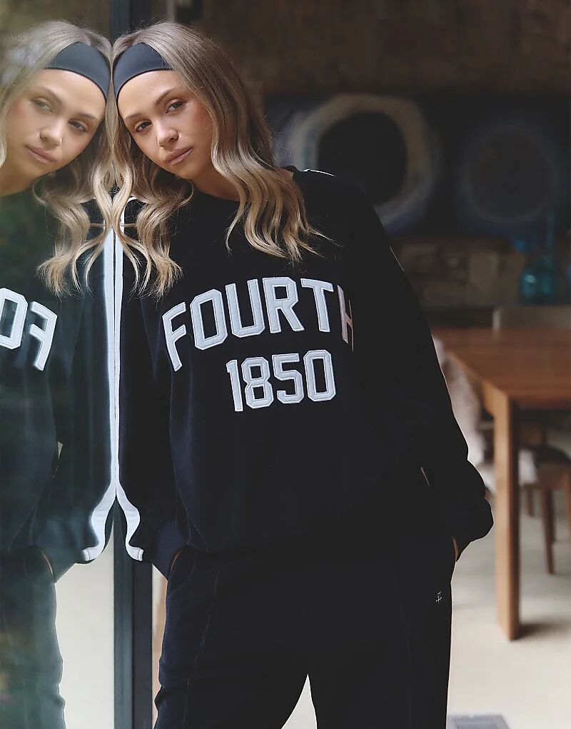 Толстовка с логотипом и боковыми полосками 4th & Reckless x Felicia Wedin Apres Ski велюровая 1850 черного цвета — часть комплекта
Толстовка с логотипом и боковыми полосками 4th & Reckless x Felicia Wedin Apres Ski велюровая 1850 черного цвета — часть комплекта