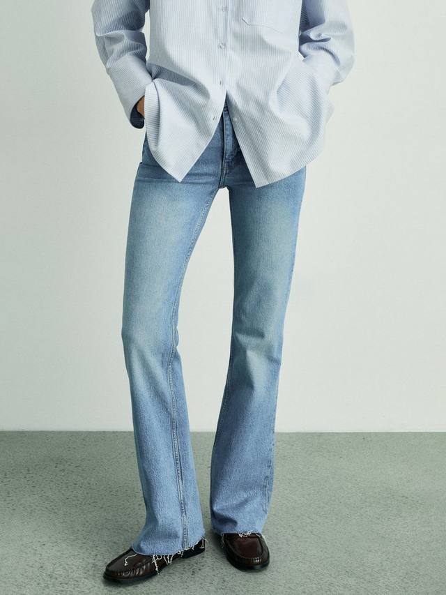 Расклешенные джинсы fiona средней посадки Mango, синий
Расклешенные джинсы fiona средней посадки Mango, синий