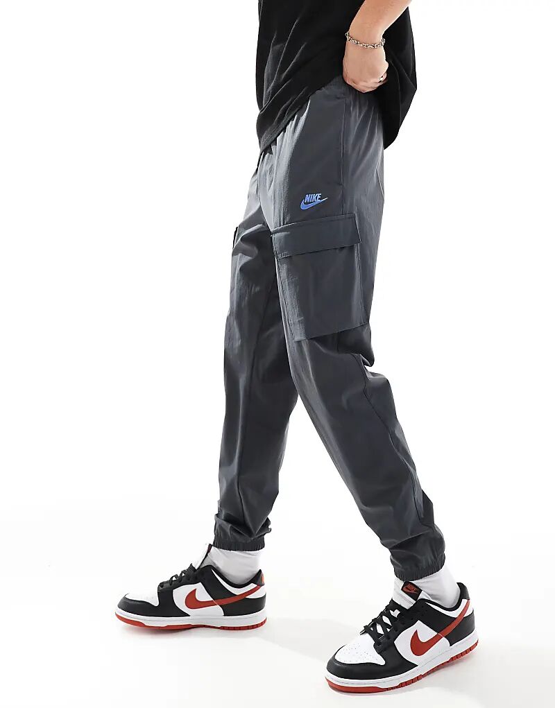 Брюки-карго Nike Club Woven темно-серого цвета
Брюки-карго Nike Club Woven темно-серого цвета