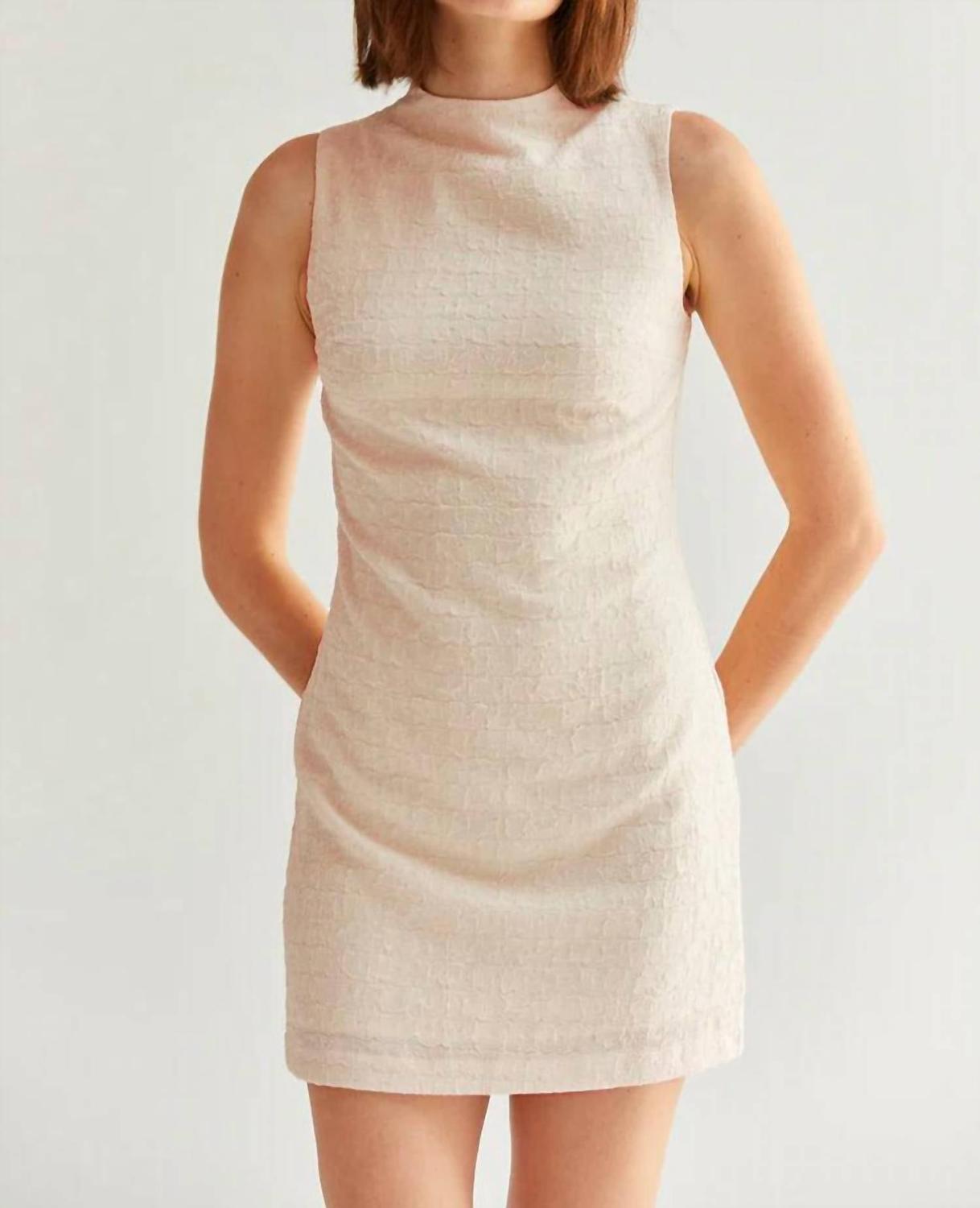 Мини-платье-футляр с фактурной отделкой в кремовом цвете CRESCENT
Мини-платье-футляр с фактурной отделкой в кремовом цвете CRESCENT