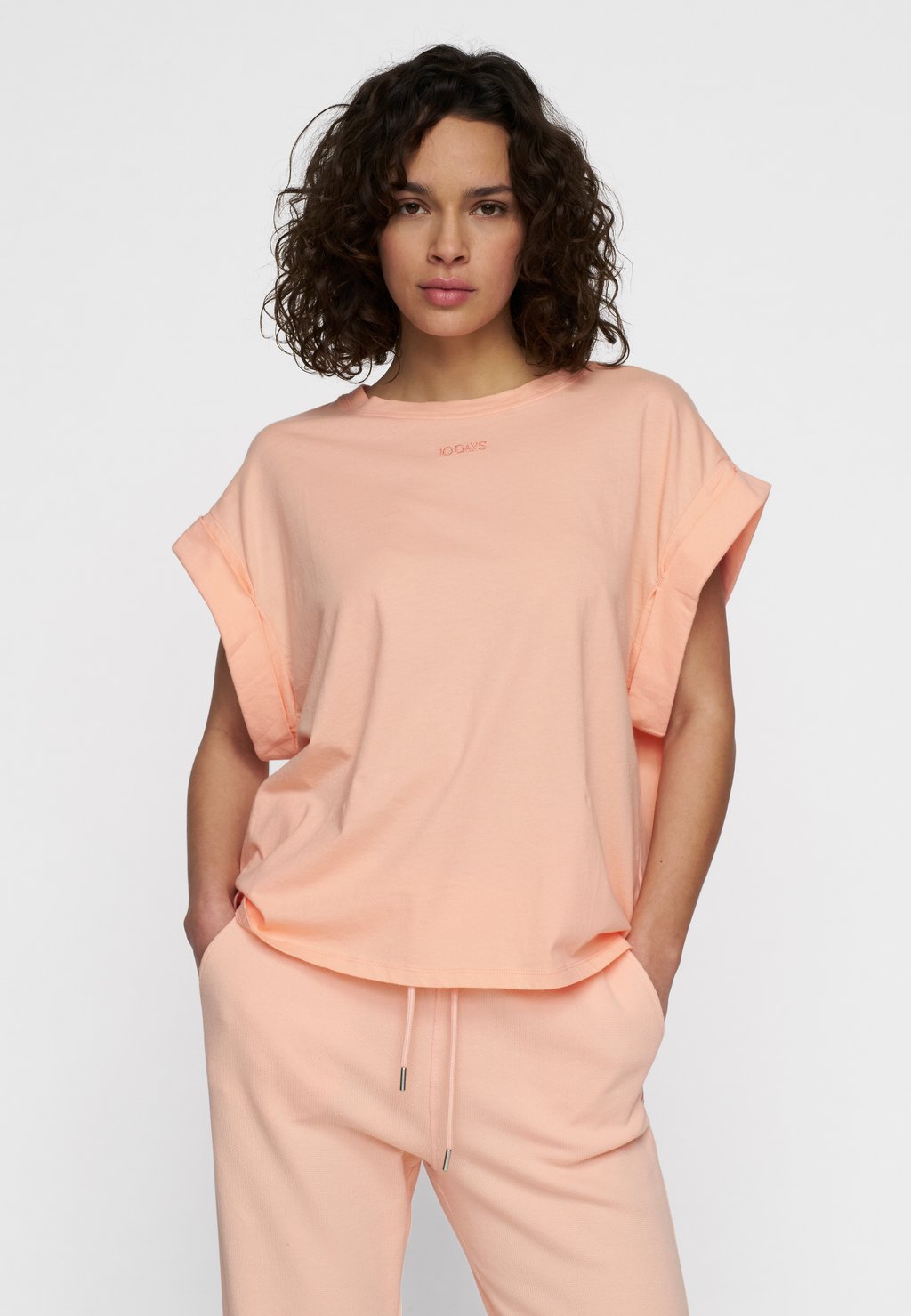 Базовая футболка WIDE 10DAYS, коралловый
Базовая футболка WIDE 10DAYS, коралловый