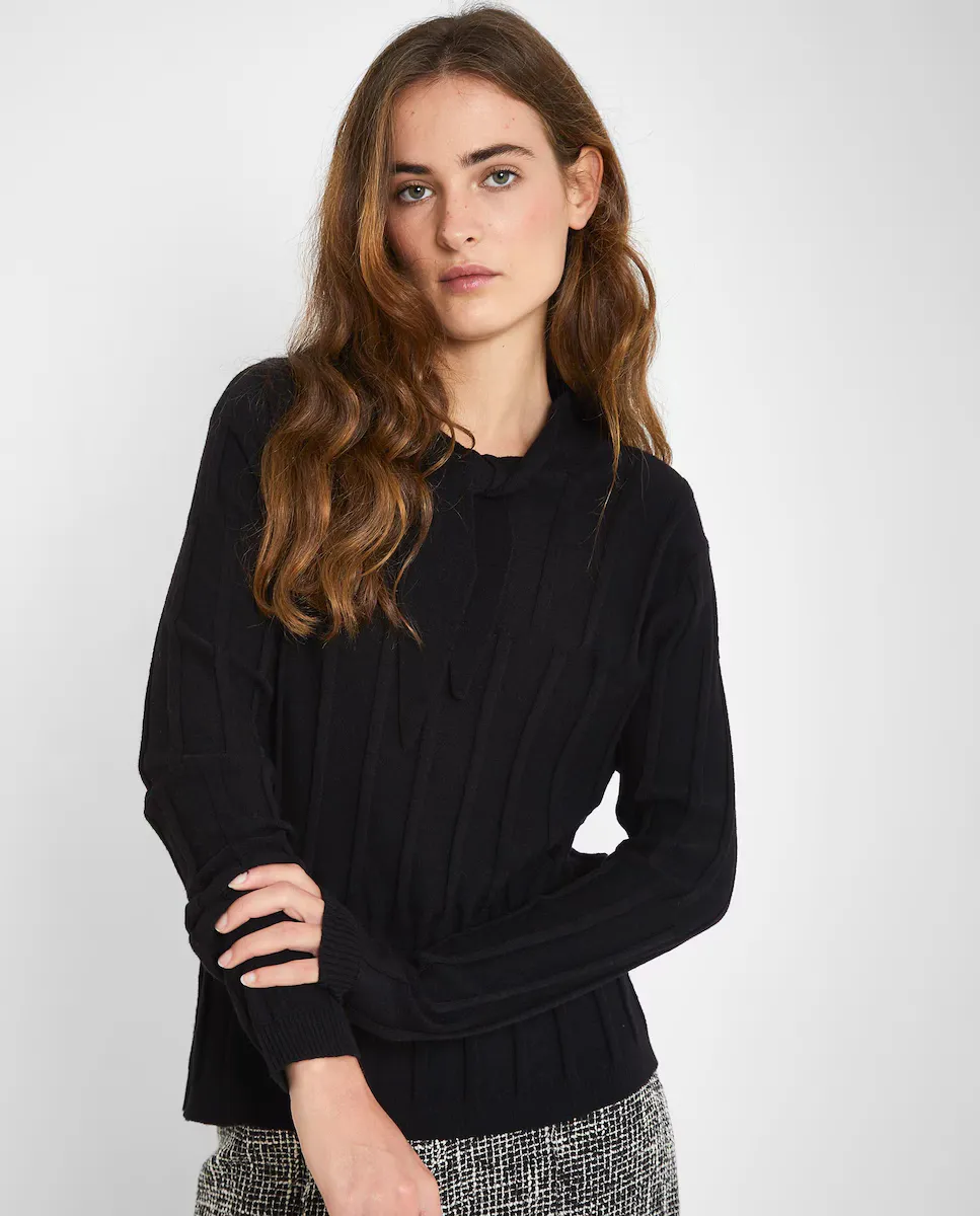 Женский свитер в рубчик с бантом на шее Trucco, черный
Женский свитер в рубчик с бантом на шее Trucco, черный