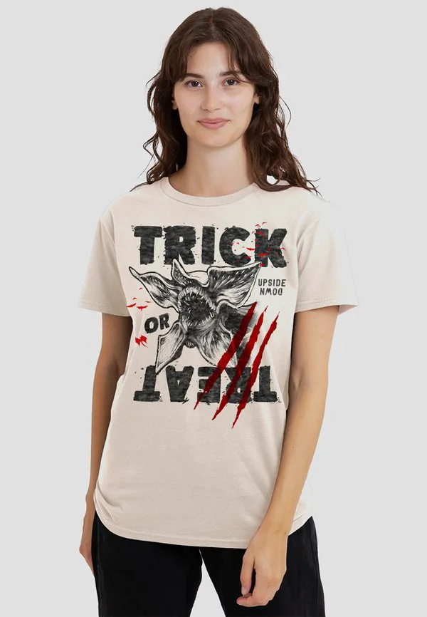 Футболка с принтом демогоргона из сериала «очень странные дела» и надписью «trick or treat». Netflix, Off-White, Белый, Футболка с принтом демогоргона из сериала «очень странные дела» и надписью «trick or treat». Netflix, Off-White
Футболка с принтом демогоргона из сериала «очень странные дела» и надписью «trick or treat». Netflix, Off-White, Белый, Футболка с принтом демогоргона из сериала «очень странные дела» и надписью «trick or treat». Netflix, Off-White