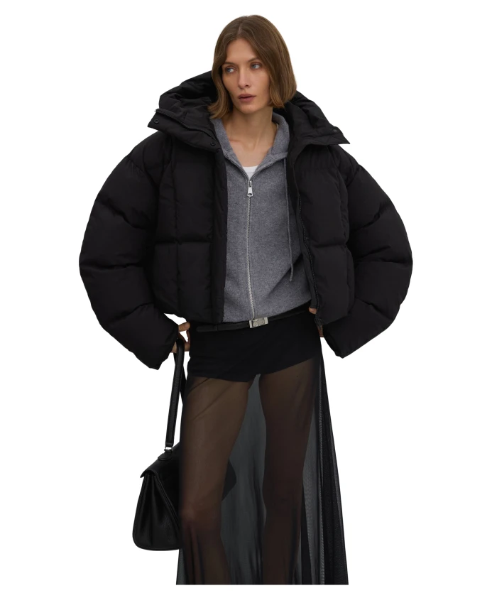 Короткая черная пуховая куртка со стоячим воротником для зимы. Estro, черный
Короткая черная пуховая куртка со стоячим воротником для зимы. Estro, черный