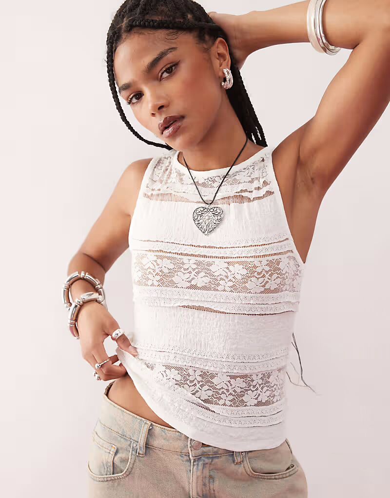 COLLUSION кружевной топ без рукавов с высоким воротом кремового цвета
COLLUSION кружевной топ без рукавов с высоким воротом кремового цвета