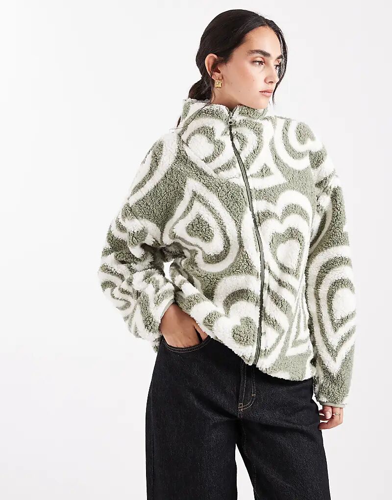 Флис с принтом сердца Brave Soul в цвете шалфейно-зеленый и кремовый
Флис с принтом сердца Brave Soul в цвете шалфейно-зеленый и кремовый