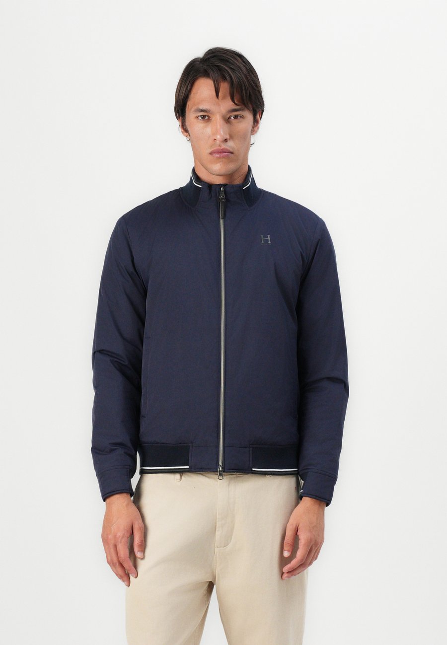 Куртка Hackett London HERITAGE LOGO BLOUSON, Midnight Blue/Dark Blue
Куртка Hackett London HERITAGE LOGO BLOUSON, Midnight Blue/Dark Blue