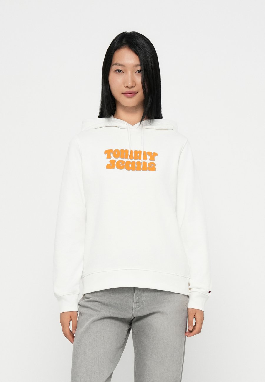 Толстовка Tommy Jeans LOGO HOODIE , Ecru/Off-White
Толстовка Tommy Jeans LOGO HOODIE , Ecru/Off-White
