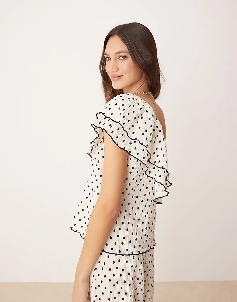 Топ YAS на одно плечо с воланами, кремовый цвет и черный горошек
Топ YAS на одно плечо с воланами, кремовый цвет и черный горошек
