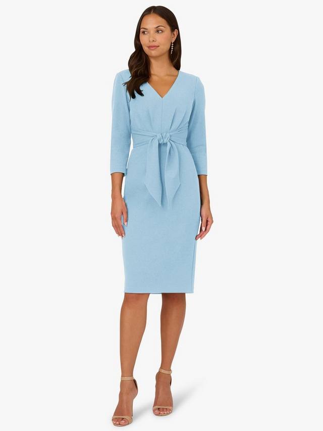 Трикотажное платье из крепа с v-образным вырезом и завязками Adrianna Papell, цвет Blue Mist 
Трикотажное платье из крепа с v-образным вырезом и завязками Adrianna Papell, цвет Blue Mist