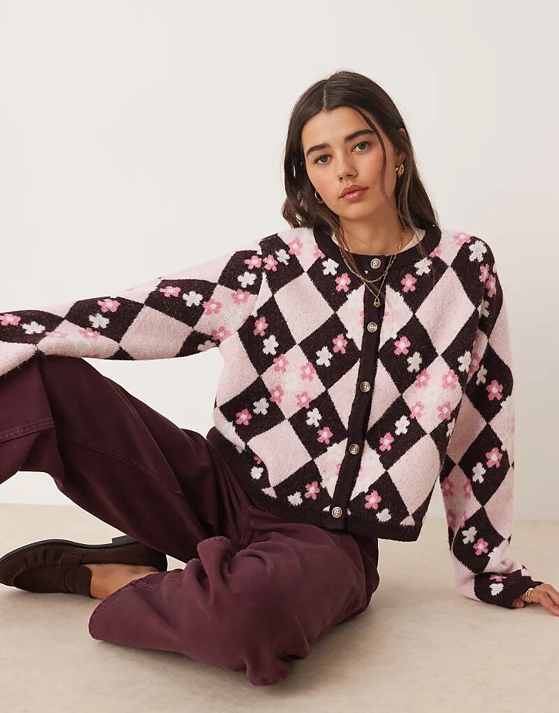 Кардиган Miss Selfridge с цветочным принтом в виде ромбов в монохромном исполнении
Кардиган Miss Selfridge с цветочным принтом в виде ромбов в монохромном исполнении