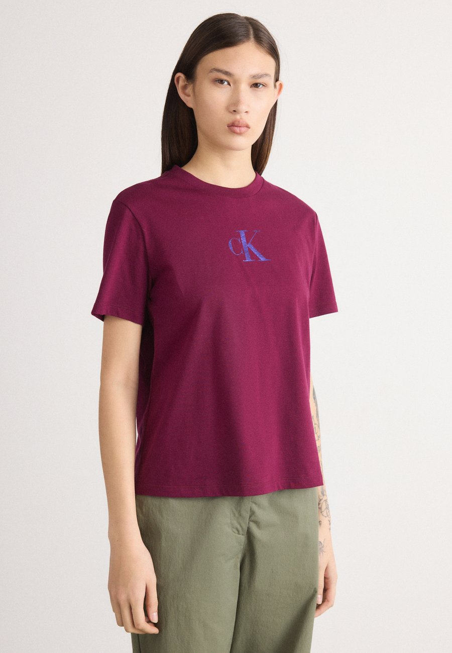 Футболка Calvin Klein Jeans CLASSIC FOIL TEE, Berry Glaze/Bordeaux
Футболка Calvin Klein Jeans CLASSIC FOIL TEE, Berry Glaze/Bordeaux