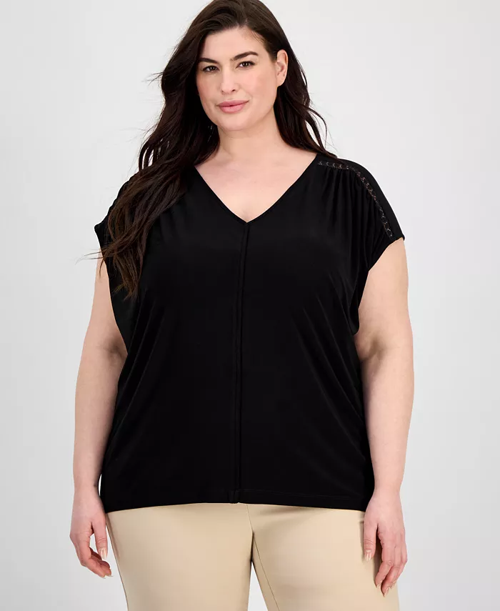 Топ размера плюс с V-образным вырезом и рукавами-крылышками, отделкой кружевом Anne Klein, черный
Топ размера плюс с V-образным вырезом и рукавами-крылышками, отделкой кружевом Anne Klein, черный