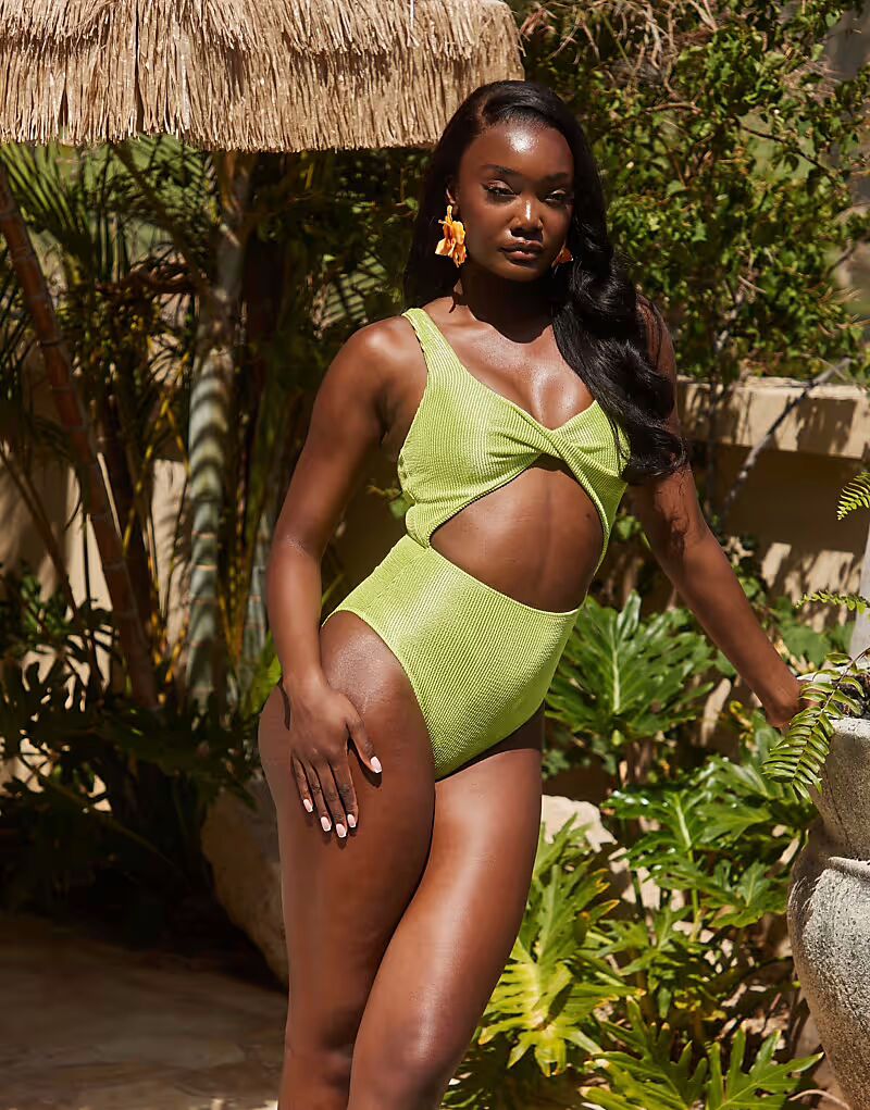 Купальник South Beach с вырезом спереди и складками зеленого цвета
Купальник South Beach с вырезом спереди и складками зеленого цвета