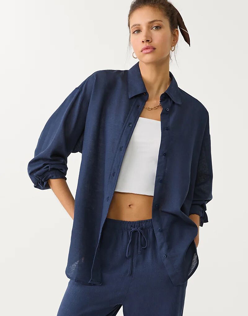 Рубашка Stradivarius из льняной смеси темно-синего цвета 
Рубашка Stradivarius из льняной смеси темно-синего цвета