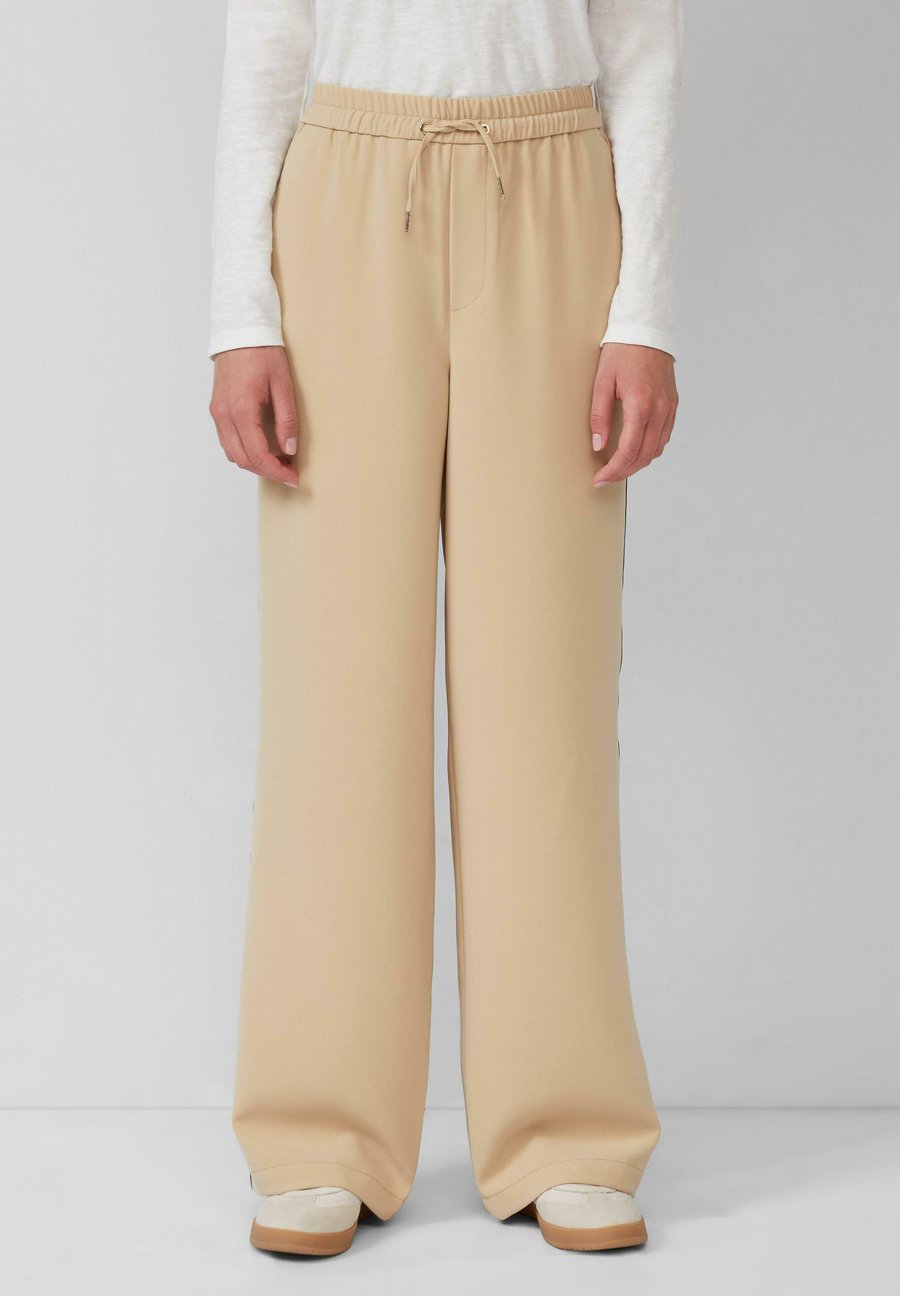 Брюки s.Oliver RELAXED FIT MIT SEITLICHEN ZIERSTREIFEN, Sandstein/Beige
Брюки s.Oliver RELAXED FIT MIT SEITLICHEN ZIERSTREIFEN, Sandstein/Beige