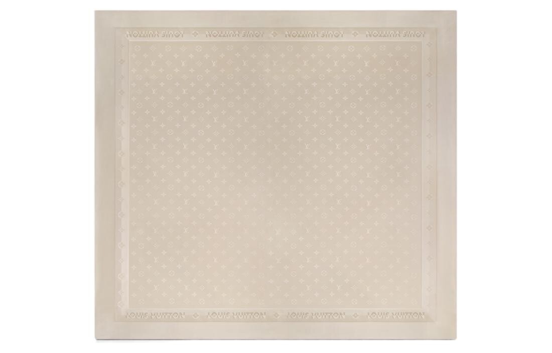 LOUIS VUITTON Женский шелковый шарф
LOUIS VUITTON Женский шелковый шарф