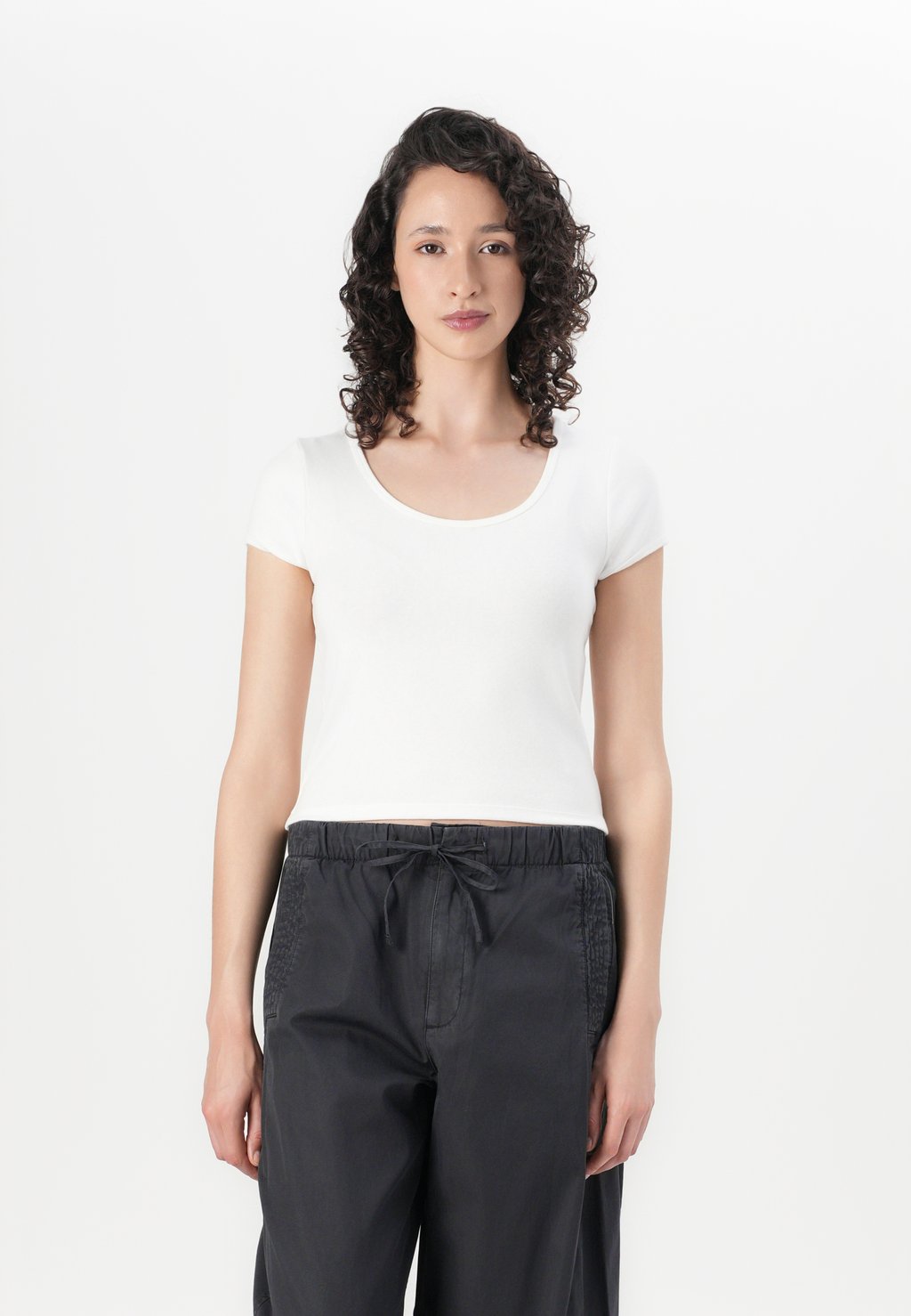 Базовая футболка CROP SCOOP GAP, белый
Базовая футболка CROP SCOOP GAP, белый