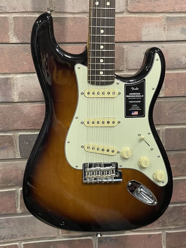 Электрогитара Fender 70th Anniversary American Pro II Stratocaster 2023 - Two tone
Электрогитара Fender 70th Anniversary American Pro II Stratocaster 2023 - Two tone