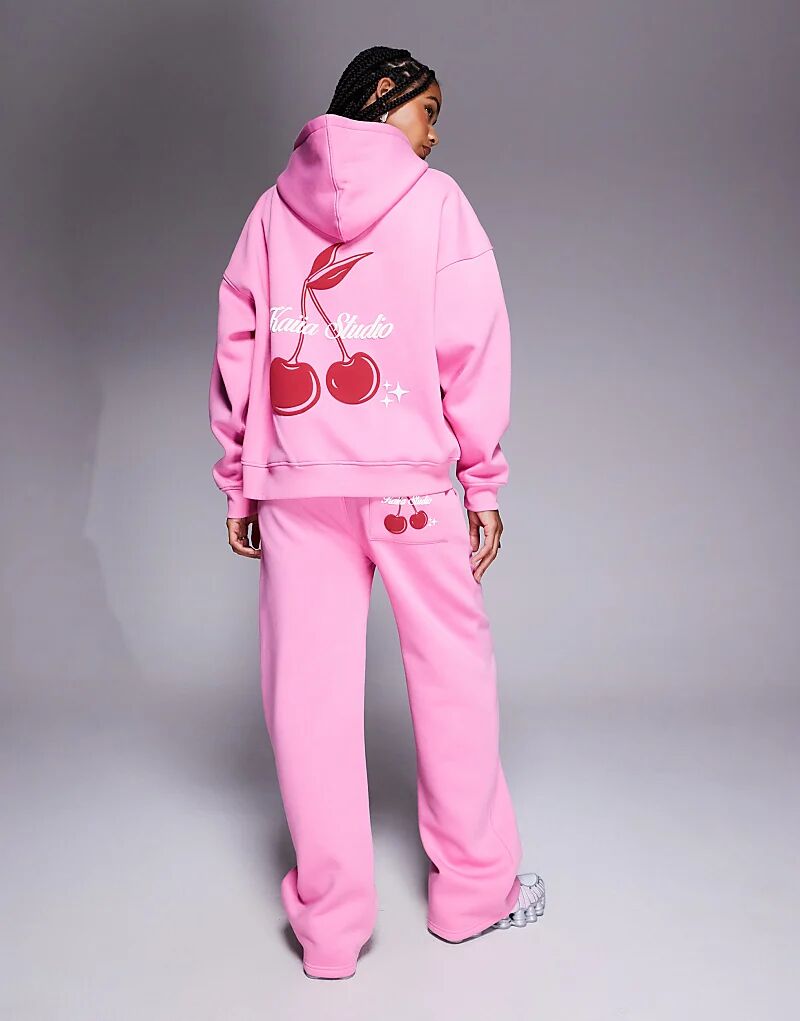 Спортивные брюки-джоггеры Kaiia Studio из высококачественного хлопка с принтом вишни и карманами, широкие штанины, розовый цвет - BPINK
Спортивные брюки-джоггеры Kaiia Studio из высококачественного хлопка с принтом вишни и карманами, широкие штанины, розовый цвет - BPINK
