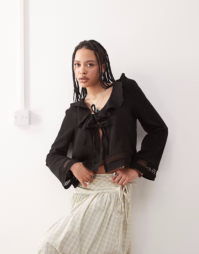 Топ в стиле бохо с оборкой на вороте и гофрированными рукавами Reclaimed Vintage, черный
Топ в стиле бохо с оборкой на вороте и гофрированными рукавами Reclaimed Vintage, черный