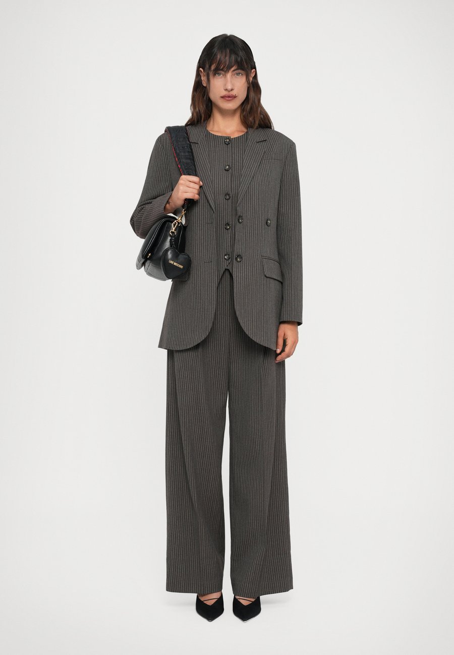 Сумка Love Moschino PUFFY LOGO, Black/Red/Black
Сумка Love Moschino PUFFY LOGO, Black/Red/Black