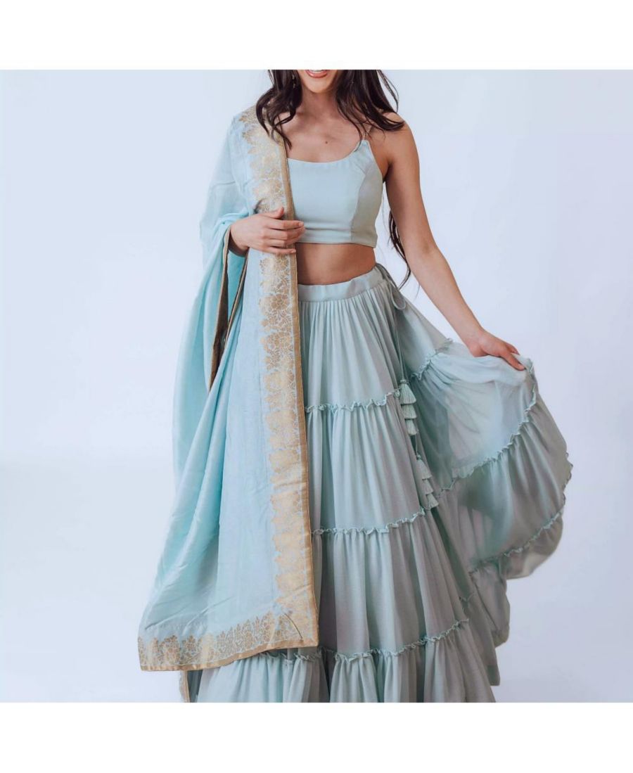 Женская блестящая небесно-голубая многоярусная юбка с блузкой и дупаттой RAAS, Sky blue
Женская блестящая небесно-голубая многоярусная юбка с блузкой и дупаттой RAAS, Sky blue