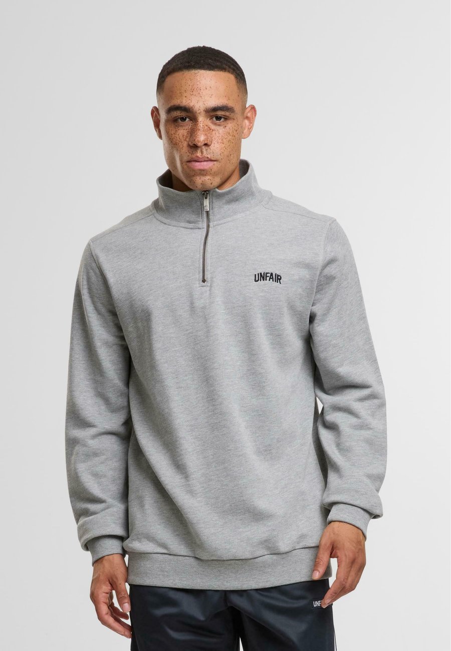 Толстовка UNFAIR ATHLETICS CURVED HALFZIP , Grey Melange/Mottled Grey, Серый, Толстовка UNFAIR ATHLETICS CURVED HALFZIP , Grey Melange/Mottled Grey
Толстовка UNFAIR ATHLETICS CURVED HALFZIP , Grey Melange/Mottled Grey, Серый, Толстовка UNFAIR ATHLETICS CURVED HALFZIP , Grey Melange/Mottled Grey