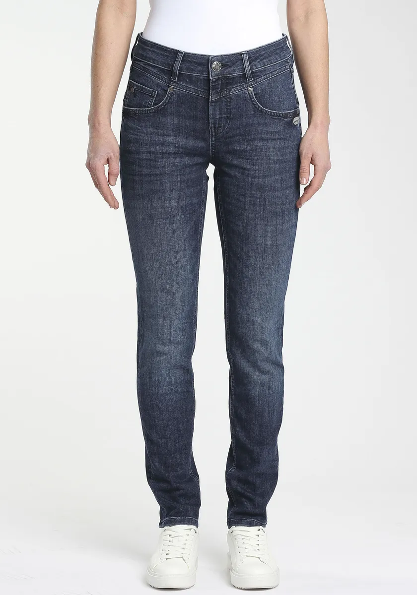 Джинсы скинни GANG "94MARISSA" с модной V-образной кокеткой спереди и сзади, цвет Dark-Wash
Джинсы скинни GANG "94MARISSA" с модной V-образной кокеткой спереди и сзади, цвет Dark-Wash