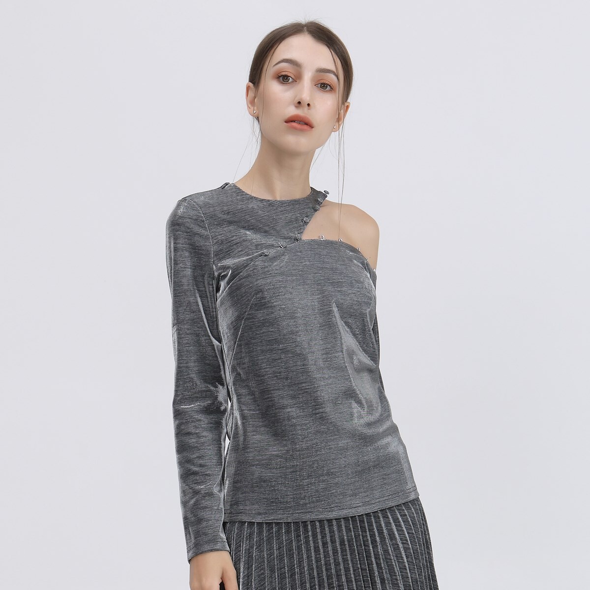 Асимметричный блестящий топ с открытыми плечами Smart And Joy, серебряный
Асимметричный блестящий топ с открытыми плечами Smart And Joy, серебряный