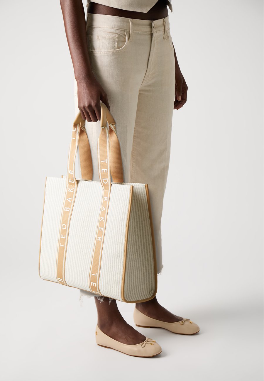 Сумка-шоппер Ted Baker HAYLLEE STRIPED ICON BAG, Camel
Сумка-шоппер Ted Baker HAYLLEE STRIPED ICON BAG, Camel