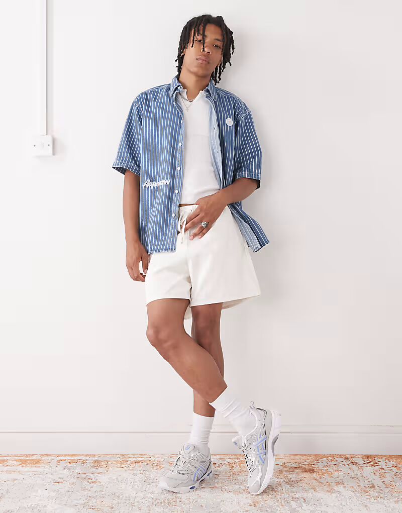 Reclaimed Vintage мешковатый крой, укороченная длина, шорты-чиносы без застежек цвета экрю
Reclaimed Vintage мешковатый крой, укороченная длина, шорты-чиносы без застежек цвета экрю