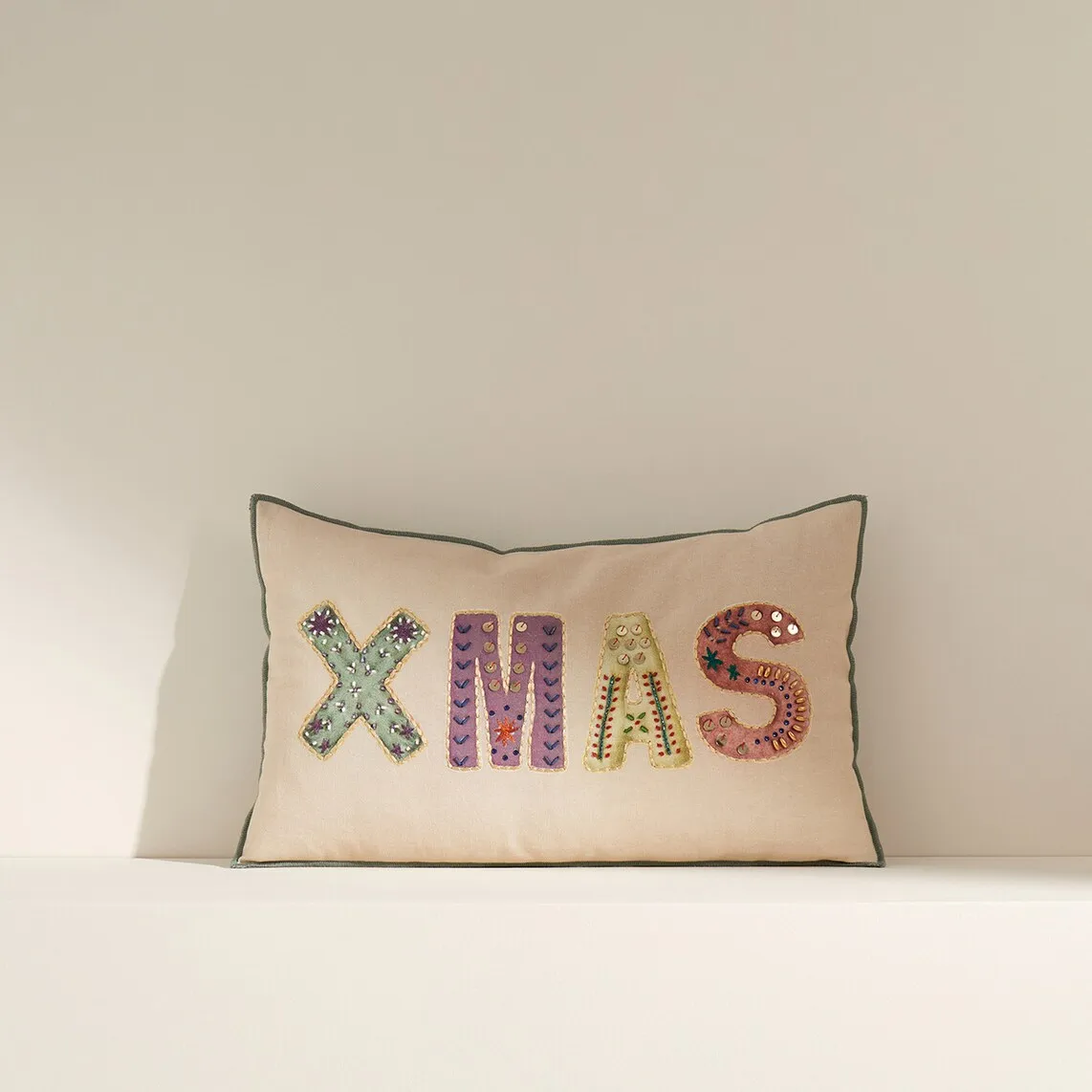 Прямоугольная декоративная подушка с вышивкой Xmas Letters El Corte Inglés, бежевый
Прямоугольная декоративная подушка с вышивкой Xmas Letters El Corte Inglés, бежевый
