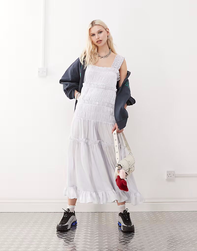 Платье макси COLLUSION из атласа с ярусами светло-голубого цвета
Платье макси COLLUSION из атласа с ярусами светло-голубого цвета