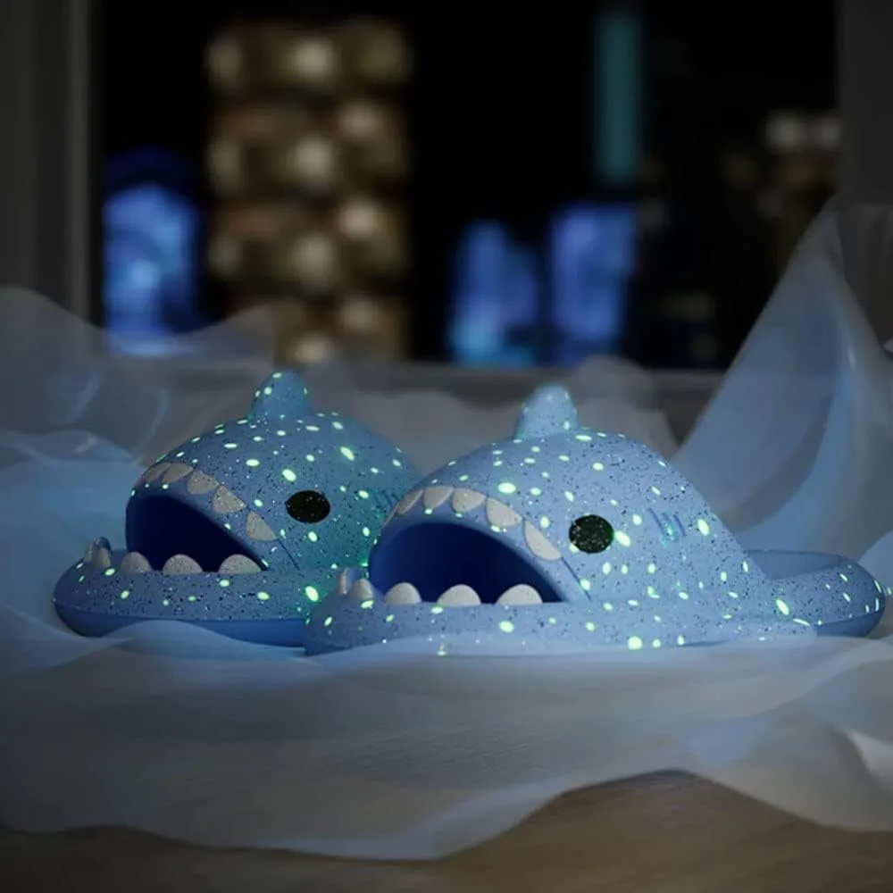 Светящиеся в темноте шлепанцы Galaxy Shark для мужчин и женщин, пляжные сандалии Cloud Shark светящиеся тапочки с акулой QUROXO, розовый
Светящиеся в темноте шлепанцы Galaxy Shark для мужчин и женщин, пляжные сандалии Cloud Shark светящиеся тапочки с акулой QUROXO, розовый