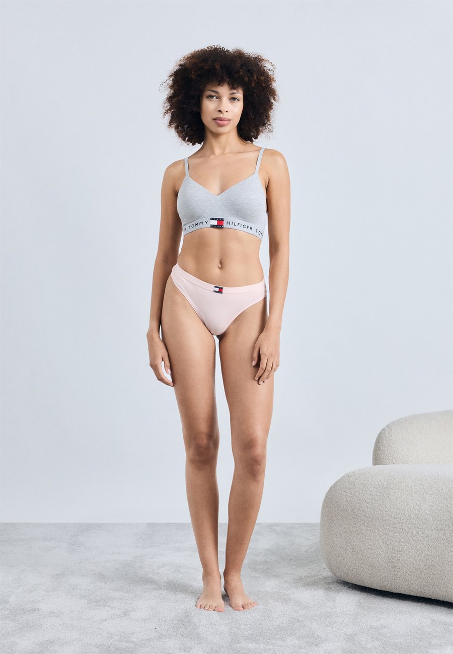 Трусы Tommy Hilfiger THONG 5 PACK, Multi-Coloured/Pink/Multi-Coloured
Трусы Tommy Hilfiger THONG 5 PACK, Multi-Coloured/Pink/Multi-Coloured