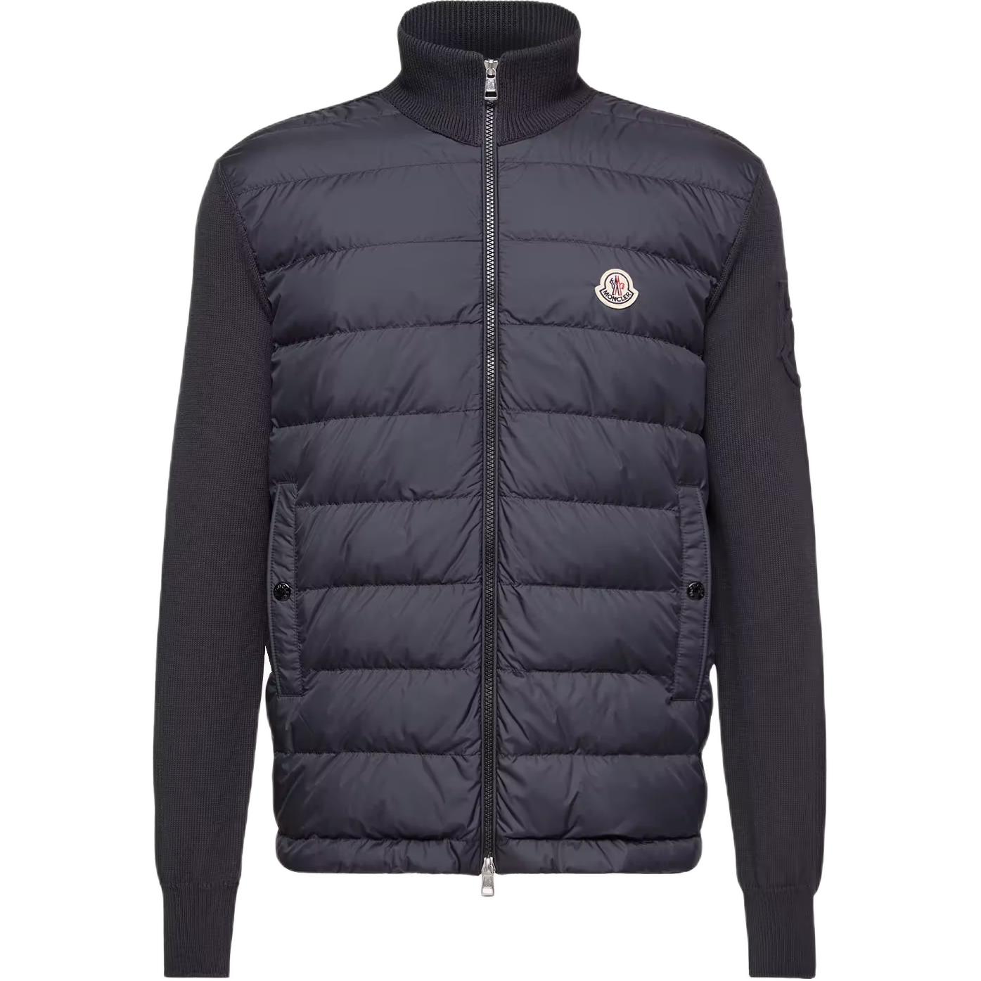 Вязаный свитер с логотипом на накладном кармане Moncler, темно-синий
Вязаный свитер с логотипом на накладном кармане Moncler, темно-синий