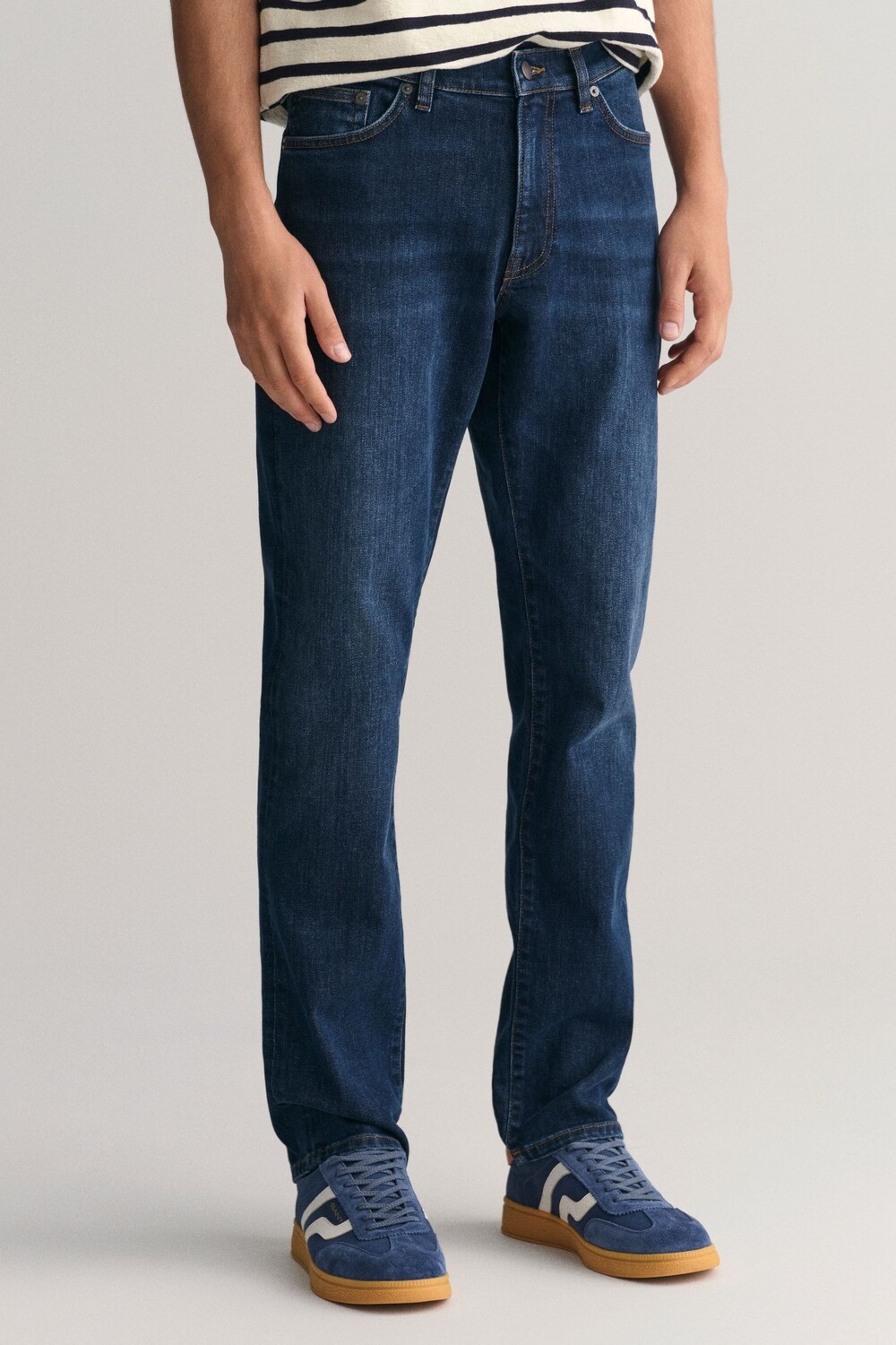 Носился в джинсах узкого кроя Gant, синий
Носился в джинсах узкого кроя Gant, синий