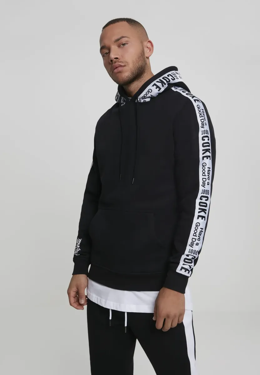 Толстовка с капюшоном Merchcode " Merchcode Men's Coke Tape Hoody", черный 
Толстовка с капюшоном Merchcode " Merchcode Men's Coke Tape Hoody", черный