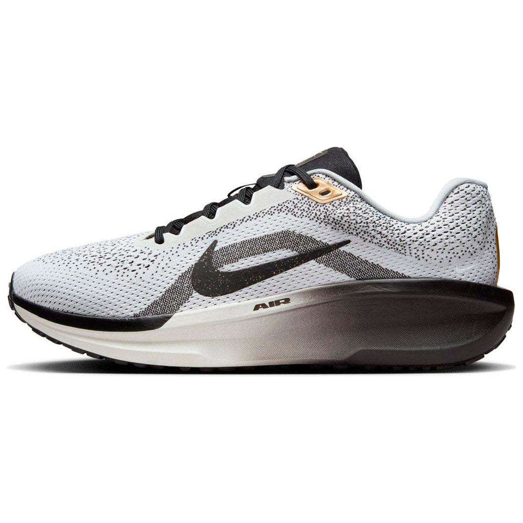 Nike Кроссовки Winflo 11 Se White Metallic Gold Light Smoke Grey Black
Nike Кроссовки Winflo 11 Se White Metallic Gold Light Smoke Grey Black