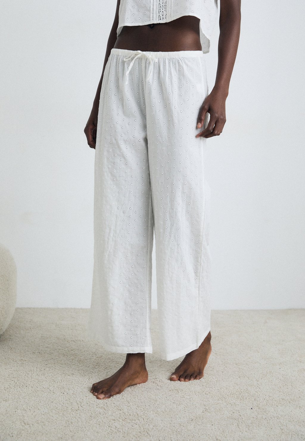 Пижамные штаны PYJAMA EMBROIDERY ANGLAIS Lindex, белый
Пижамные штаны PYJAMA EMBROIDERY ANGLAIS Lindex, белый