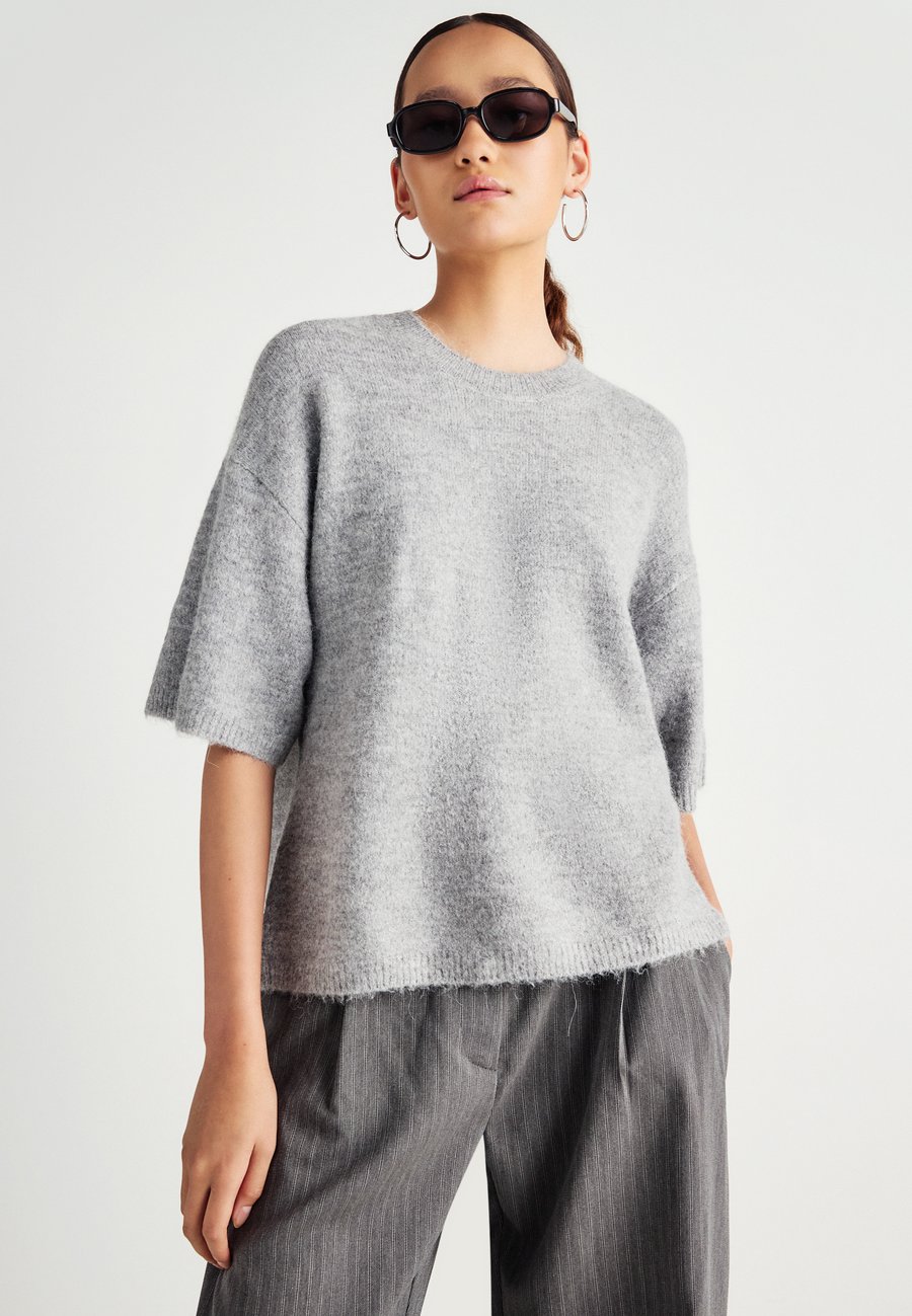 Джемпер Gina Tricot SHORT SLEEVE, Middle Grey Melange/Mottled Light Grey
Джемпер Gina Tricot SHORT SLEEVE, Middle Grey Melange/Mottled Light Grey