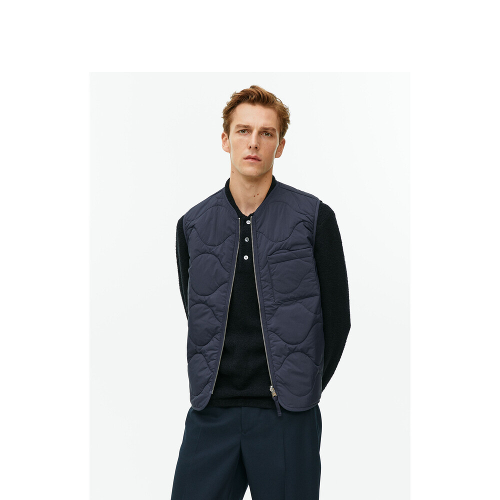 Мужской стеганый жилет Arket на молнии, темно-синий
Мужской стеганый жилет Arket на молнии, темно-синий