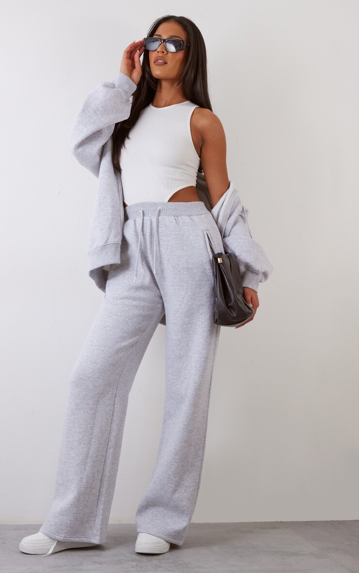 PrettyLittleThing Высокие джоггеры с прямыми штанинами пепельно-серого цвета
PrettyLittleThing Высокие джоггеры с прямыми штанинами пепельно-серого цвета