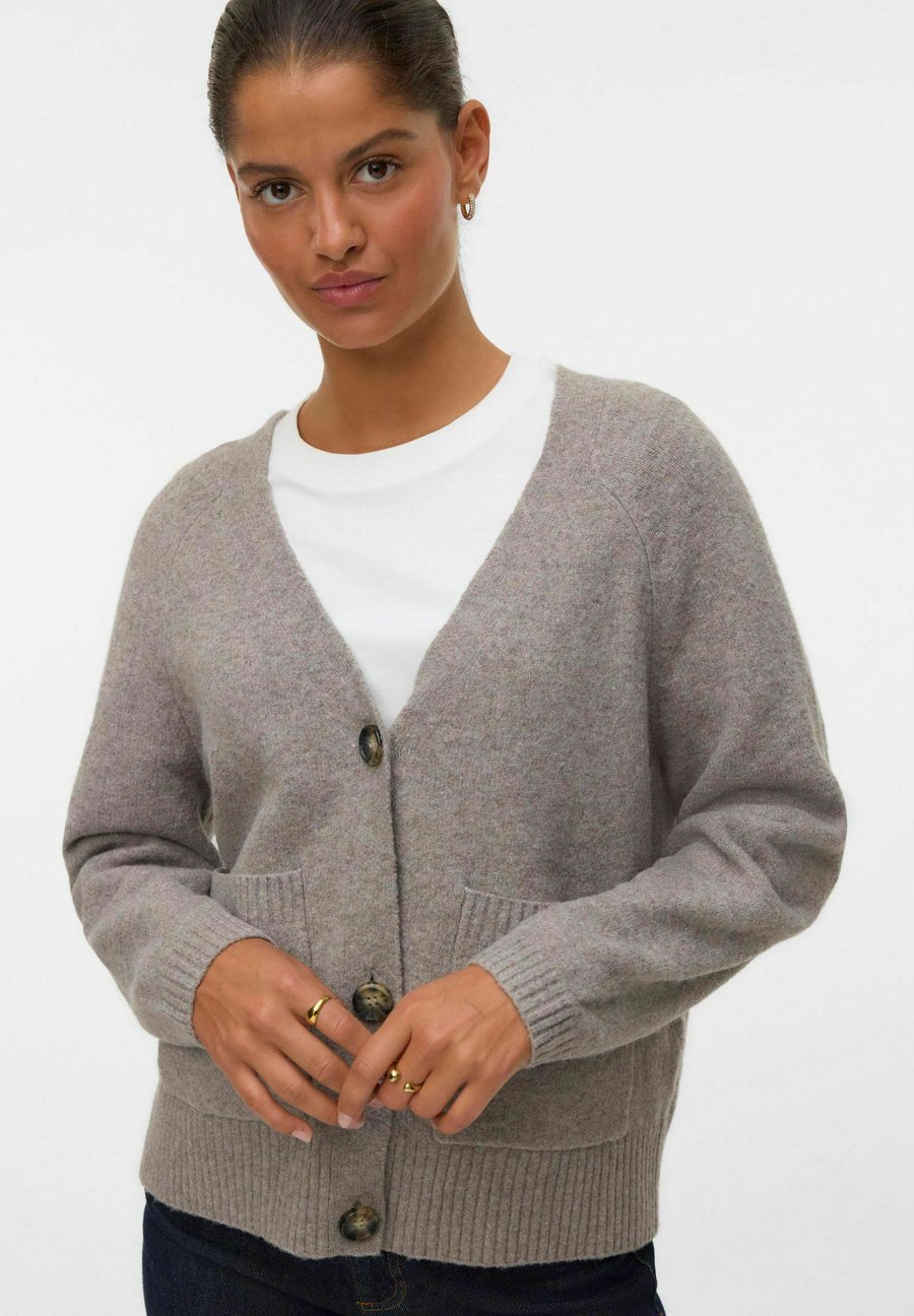 Кардиган Vero Moda BOOM LS V-NECK BUTTON NOOS, Moon Rock/Mottled Beige
Кардиган Vero Moda BOOM LS V-NECK BUTTON NOOS, Moon Rock/Mottled Beige